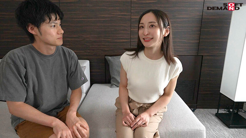 都会の喧騒に紛れてもひときわ目立つ長崎生まれの清楚な奥さん 足立友梨 32歳 AV DEBUT 5枚目