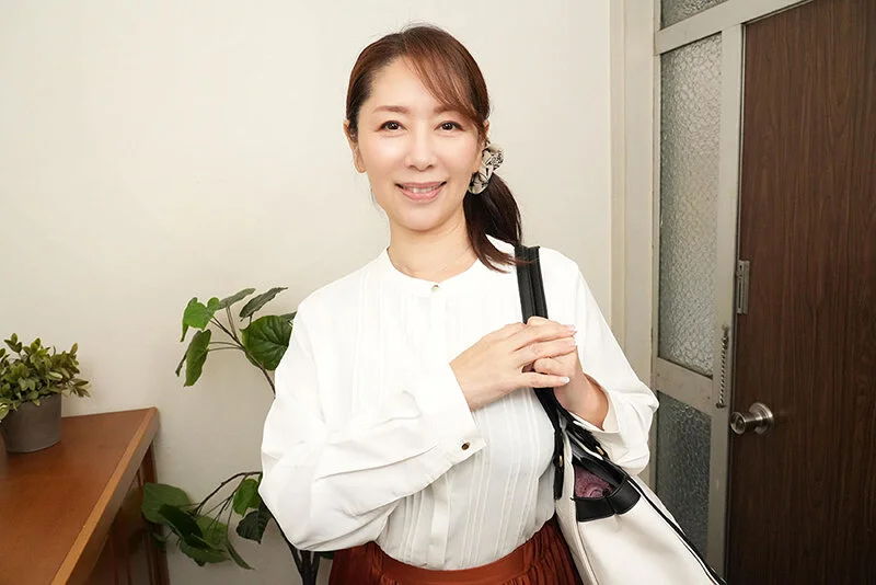 【VR】いつまで経っても子供が出来ないボク達夫婦を見かねて妻のお義母さんが手取り足取り中出し妊活指導 翔田千里　画像01